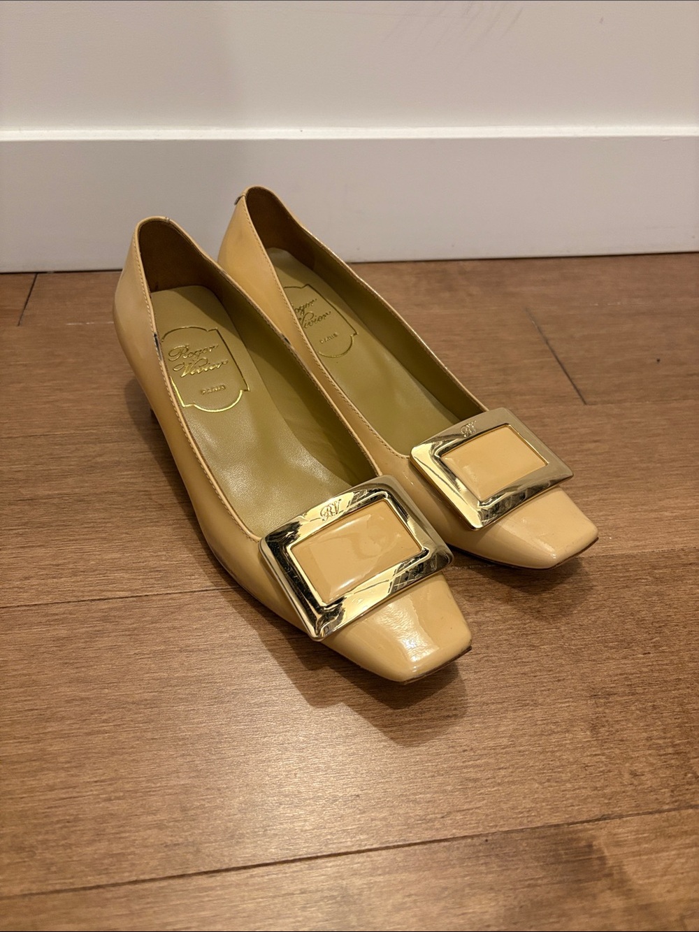 Roger vivier tan beige mid heels